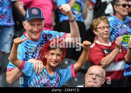 Hull, Inghilterra - 20 luglio 2024 - fan dei Wigan Warriors. Rugby League Betfred Super League , Hull FC vs Wigan Warriors al MKM Stadium, Hull, UK Dean Williams Foto Stock