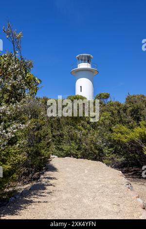 Il percorso per il faro di Cape Tourville nel Parco Nazionale di Freycinet, a Close Bay, Tasmania, Australia. Estate cielo sfondo blu. Foto Stock