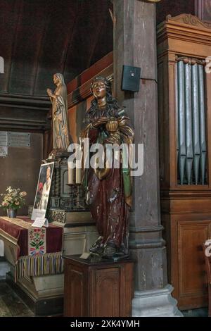 HONFLEUR, FRANCIA - 1 SETTEMBRE 2019: Questa è una delle cappella all'interno della chiesa medievale di Santa Caterina (XV secolo). Foto Stock