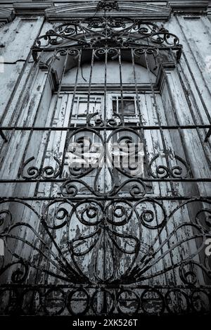 Cancello in legno indossato dietro la griglia ornata, Santa Ana, El Salvador, America centrale Foto Stock