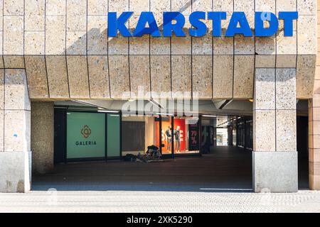 Nürnberger Innenstadt Eingangsbereich zum verblieben Galeria Kaufhof Karstadt Kaufhaus in der Nürnberger Fußgängerzone. Un diesem Sommertag suchen Obdachlose im Schatten vor den Schaufenstern zuflucht. Nürnberg Bayern Deutschland *** centro città di Norimberga area d'ingresso ai rimanenti grandi magazzini Galeria Kaufhof Karstadt nella zona pedonale di Norimberga in questo giorno d'estate, i senzatetto cercano rifugio all'ombra di fronte alle vetrine Norimberga Baviera Germania 20240721-6V2A5570 Foto Stock