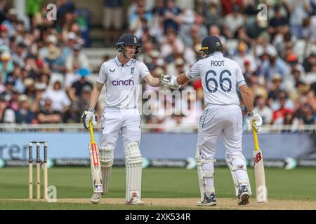 Harry Brook of England batte Joe Root of England per aver ottenuto il suo mezzo secolo (50 corse) durante il Rothesay test match giorno quattro partita Inghilterra vs West Indies a Trent Bridge, Nottingham, Regno Unito, 21 luglio 2024 (foto di Mark Cosgrove/News Images) Foto Stock