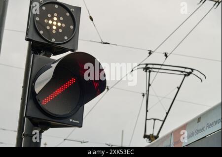 Il traffico del tram segnala i cavi e i pantagraph al passaggio del tram Foto Stock