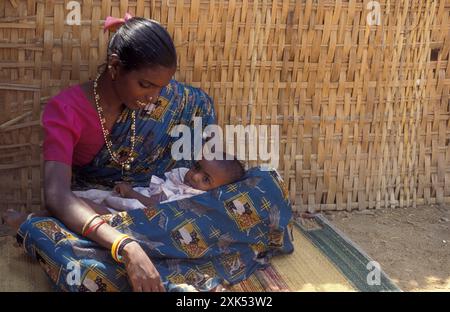 Una donna con il figlio di una famiglia indiana nella città di Mysore nella provincia di Karnataka in India. India, Mysore, marzo 1998 Foto Stock