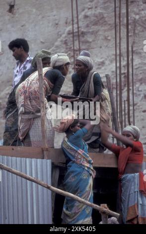 Donne che lavorano duramente in un cantiere nella città di Hampi, nella provincia del Karnataka in India. India, Karnataka, marzo 1998 Foto Stock