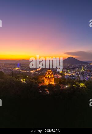 Vista aerea del tempio di Nhan, la torre è un'opera architettonica artistica del popolo Champa nella città di Tuy Hoa, provincia di Phu Yen, Vietnam. Vista del tramonto. Viaggio A. Foto Stock