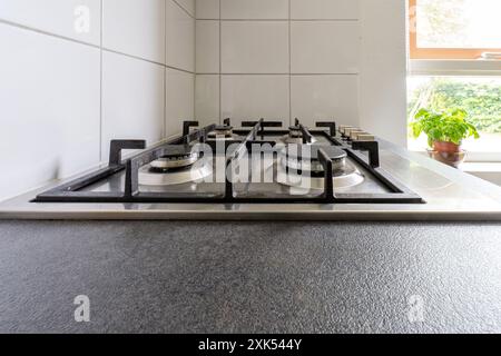 Fornello a gas in cucina domestica Foto Stock
