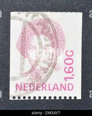 Francobollo cancellato stampato dai Paesi Bassi, che mostra il ritratto della regina Beatrice regnante del Regno dei Paesi Bassi, intorno al 1983. Foto Stock