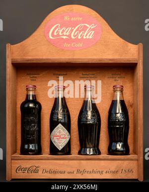 Collezione Coca Cola rara collezione di bottiglie Coca Cola vintage con espositore in legno Foto Stock