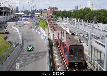 Sebastien Buemi di Envision Racing nel secondo giorno dell'e-Prix di Londra di Hankook 2024 all'Excel Circuit di Londra. Data foto: Domenica 21 luglio 2024. Foto Stock