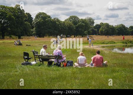 Londra, Regno Unito. 21 luglio 2024 persone che si rilassano a Wimbledon Common, a sud-ovest di Londra in una giornata mite e soleggiata dopo il giorno più caldo dell'anno il venerdì quando le temperature hanno toccato i 31C (87F) . Crediti: Amer Ghazzal/Alamy Live News Foto Stock