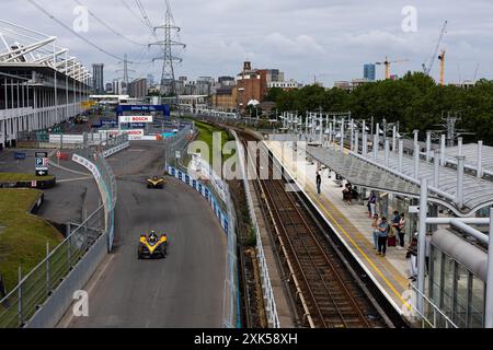 05 HUGHES Jake (gbr), NEOM McLaren Formula e Team, Nissan e-4ORCE 04, azione durante il 2024 Hankook London ePrix, decimo incontro del 2023-24 ABB FIA Formula e World Championship, sull'Excel London dal 18 al 21 giugno 2024 a Londra, Regno Unito Foto Stock