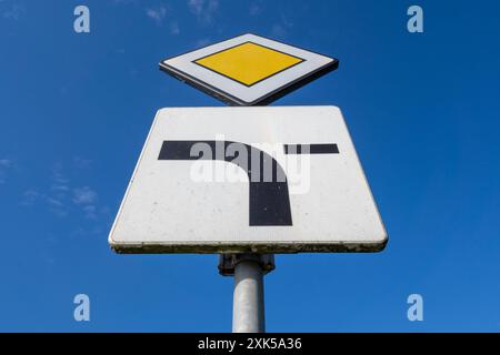 Segnaletica stradale olandese: Strada prioritaria (il percorso di questa strada prioritaria gira a sinistra) Foto Stock