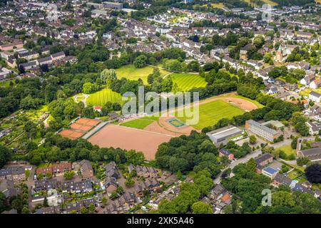 Luftbild, Janusz-Korczak-Gesamtschule, Fußballplatz Dostlukspor Bottrop e.V., Sportplatz Batenbrocker Ruhrpott Kicker e.V., Tennisplätze, Volkspark Batenbrock, Nord-Ost, Bottrop, Ruhrgebiet, Nordrhein-Westfalen, Deutschland ACHTUNGxMINDESTHONORARx60xEURO *** Vista aerea, Janusz Korczak Comprehensive School, campo da calcio Dostlukspor Bottrop e V , campo sportivo Batenbrocker Ruhrpott Kicker e V , campi da tennis, Volkspark Batenbrock, Nord Est, Bottrop, Bottrop, zona della Ruhr, Renania settentrionale-Vestfalia, Germania ACHTUNGxMINDESTHONORARx60xEURO Foto Stock