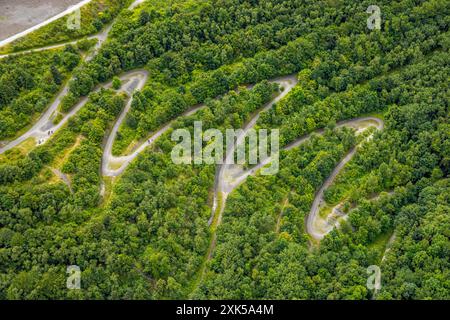 Luftbild, Serpentinen Wanderweg zum Tetraeder im Wald der Halde Beckstraße, Batenbrock-Nord, Bottrop, Ruhrgebiet, Nordrhein-Westfalen, Deutschland ACHTUNGxMINDESTHONORARx60xEURO *** Vista aerea, sentiero escursionistico a serpentina fino al tetraedro nella foresta dello slagheap di Beckstraße, Batenbrock Nord, Bottrop, regione della Ruhr, Renania settentrionale-Vestfalia, Germania ATTENTIONxMINDESTHONORARx60xEURO Foto Stock