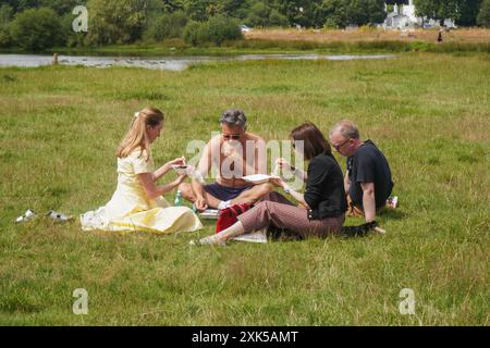 Londra, Regno Unito. 21 luglio 2024 persone che si rilassano a Wimbledon Common, a sud-ovest di Londra in una giornata mite e soleggiata dopo il giorno più caldo dell'anno il venerdì quando le temperature hanno toccato i 31C (87F) . Crediti: Amer Ghazzal/Alamy Live News Foto Stock