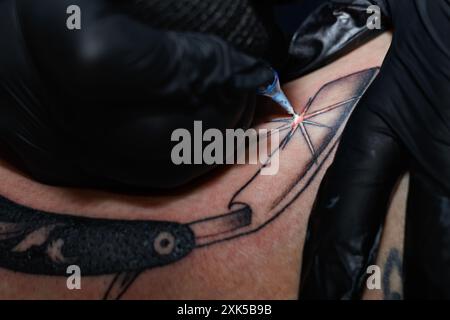 Tatuaggio di dettagli bianchi in un design da barbiere Foto Stock