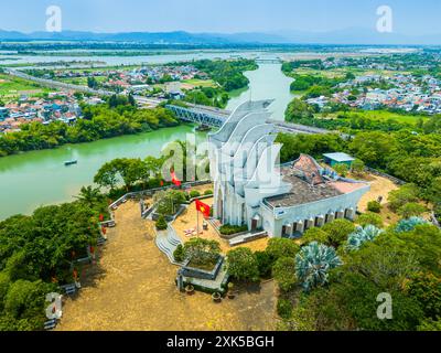 Vista aerea del monte Nhan e del ponte Song Chua nella città di Tuy Hoa, provincia di Phu Yen, Vietnam. Concetto di viaggio e paesaggio Foto Stock