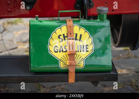 Lelystad, Paesi Bassi, 16.06.2024, tanica benzina Vintage Shell su vecchia auto timer, primo piano di una tanica verde di riserva Foto Stock