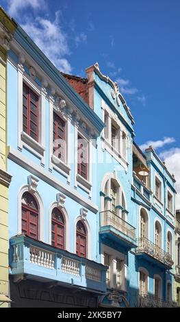 Vista sulla strada delle facciate dei vecchi edifici coloniali a Quito, Ecuador. Foto Stock