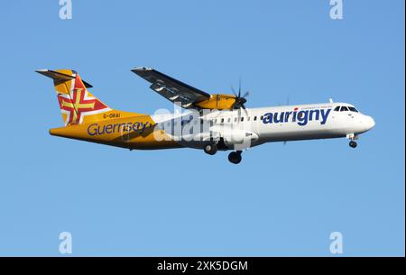 Un Aeritalia ATR 72-600 di Aurigny Air Services in avvicinamento all'aeroporto di Gatwick Foto Stock