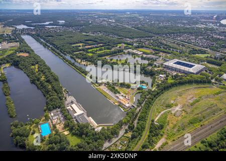 Luftbild, Duisburg-Süd, Regattabahn, Sportpark mit Schauinsland-Reisen-Arena, Auch Wedau-Stadion, Waldgebiet und Fernsicht, Neudorf, Duisburg, Ruhrgebiet, Nordrhein-Westfalen, Deutschland ACHTUNGxMINDESTHONORARx60xEURO *** Vista aerea, Duisburg Sud, campo da regata, parco sportivo con Schauinsland Reisen Arena, anche stadio Wedau, area forestale e vista distante, Neudorf, Duisburg, zona della Ruhr, Renania settentrionale-Vestfalia, Germania ATTENTIONxMINDESTHONORARx60xEURO Foto Stock