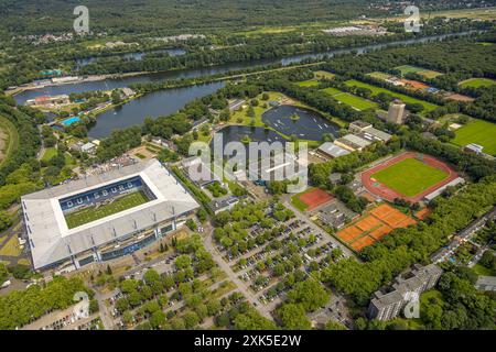 Luftbild, Duisburg-Süd, Sportpark mit Schauinsland-Reisen-Arena, auch Wedau-Stadion, Konzert und Menschenmenge vor der Bühne, hinten die Regattabahn, Neudorf, Duisburg, Ruhrgebiet, Nordrhein-Westfalen, Deutschland ACHTUNGxMINDESTHONORARx60xEURO *** Vista aerea, Duisburg Sud, parco sportivo con Schauinsland Reisen Arena, anche Wedau Stadium, concerto e folla davanti al palco, dietro il corso di regata, Neudorf, Duisburg, Ruhr, Renania settentrionale-Vestfalia, Germania ATTENTIONxMINDESTHONORARx60xEURO Foto Stock