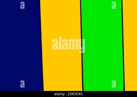 un pezzo di legno lungo, sottile e piatto o altro materiale duro, utilizzato per pavimenti o altri scopi edili Foto Stock