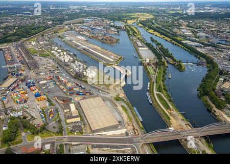 Luftbild, Duisburg-Nord, duisport Hafen Duisburg mit Ölinsel, Kohleninsel und Schrottinsel, Ruhrschleuse, Ruhrort, Duisburg, Ruhrgebiet, Nordrhein-Westfalen, Deutschland ACHTUNGxMINDESTHONORARx60xEURO *** Vista aerea, Duisburg Nord, porto duisport Duisburg con isola petrolifera, isola del carbone e isola dei rottami, Ruhr lock, Ruhrort, Duisburg, zona della Ruhr, Renania settentrionale-Vestfalia, Germania ATTENTIONxMINDESTHONORARx60xEURO Foto Stock