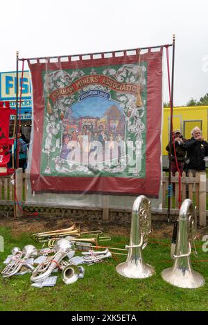 Durham, Contea di Durham, Regno Unito. Houghton Lodge striscioni e strumenti a banda di ottoni al Durham Miners' Gala 2024. Foto Stock