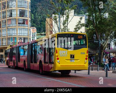 Bogotà, Colombia - 28 novembre 2019: Via di Bogotà con molto lungo e rapido autobus TransMilenio, distretto di la Candelaria, Sud America. Biarticolato b Foto Stock