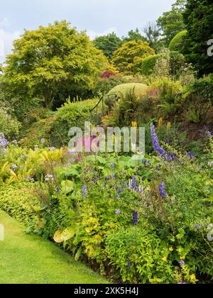 Confine estivo misto e terrazze superiori nel giardino recintato della Garden House, Devon, Regno Unito Foto Stock