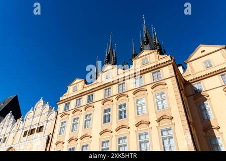 La Piazza della città Vecchia di Praga (fondata nel 1338) è circondata da numerose case patrizie, chiese e il Municipio della città Vecchia, Repubblica Ceca. La Chiesa della nostra Foto Stock