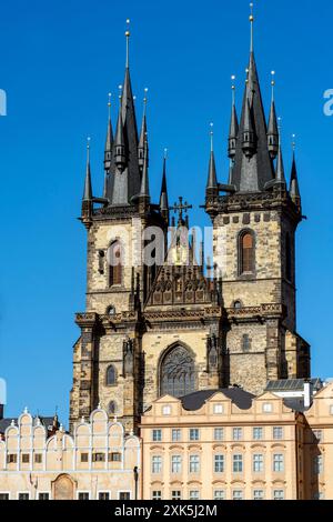 La Piazza della città Vecchia di Praga (fondata nel 1338) è circondata da numerose case patrizie, chiese e il Municipio della città Vecchia, Repubblica Ceca. La Chiesa della nostra Foto Stock