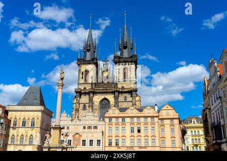 La Piazza della città Vecchia di Praga (fondata nel 1338) è circondata da numerose case patrizie, chiese e il Municipio della città Vecchia, Repubblica Ceca. La Chiesa della nostra Foto Stock