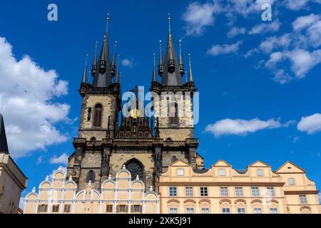 La Piazza della città Vecchia di Praga (fondata nel 1338) è circondata da numerose case patrizie, chiese e il Municipio della città Vecchia, Repubblica Ceca. La Chiesa della nostra Foto Stock