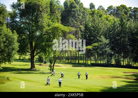 Kericho Golf Course Club Nairobi Road Londiani Kipkelion East Kericho Golf Course Club golfisti camminando nel campo verde Nairobi Road Londiani Kipkel Foto Stock