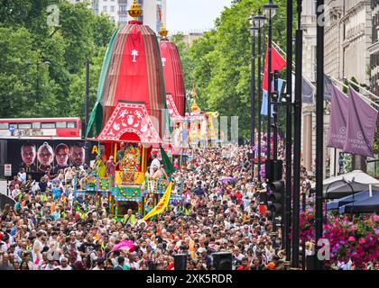 Londra, 21 luglio 2024. London Rathayatra (che significa festa dei carri) è celebrata dai devoti di Krishna. La celebrazione dei carri, che ha una lunga tradizione in India, commemora ogni anno il viaggio delle divinità Lagannatha, Baladeva e Subhadra portando con sé tre enormi carri di legno con le divinità, e vede migliaia di persone in una processione da Hyde Park a Trafalgar Square, dove continuano le festività. Crediti: Imageplotter/Alamy Live News Foto Stock