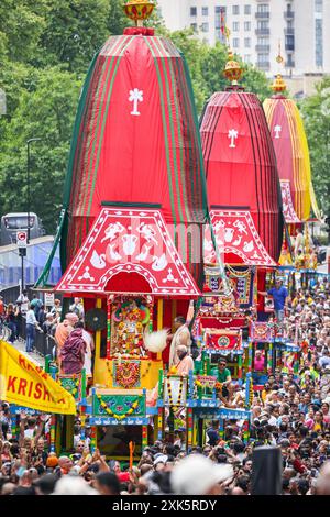 Londra, 21 luglio 2024. London Rathayatra (che significa festa dei carri) è celebrata dai devoti di Krishna. La celebrazione dei carri, che ha una lunga tradizione in India, commemora ogni anno il viaggio delle divinità Lagannatha, Baladeva e Subhadra portando con sé tre enormi carri di legno con le divinità, e vede migliaia di persone in una processione da Hyde Park a Trafalgar Square, dove continuano le festività. Crediti: Imageplotter/Alamy Live News Foto Stock