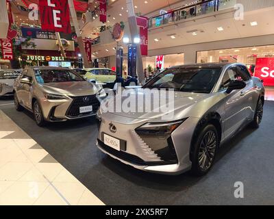 PHUKET, THAILANDIA - 10 giugno 2024: Auto moderne all'interno di uno showroom Lexus presso una concessionaria Foto Stock