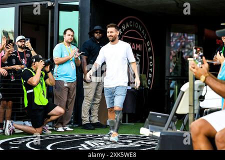 Miami, Florida, Stati Uniti. 20 luglio 2024. (SPO) MLS: Inter Miami FC vs Chicago Fire FC. 20 luglio 2024, Fort Lauderdale, Florida, USA: Messi (infortunato) prima della partita di calcio tra Inter Miami e Chicago Fire FC durante l'MLS al Chase Stadium di Fort Lauderdale. Inter Miami ha vinto per 2-1 con gol segnati da M. RojasÃ‚Â 6' e J. AlbaÃ‚Â 75' per l'Inter Miami e R. CzichosÃ‚Â 73 per Chicago. Credito: Pedro Paulo Diaz/Thenews2 (credito immagine: © Pedro Paulo Diaz/TheNEWS2 via ZUMA Press Wire) SOLO PER USO EDITORIALE! Non per USO commerciale! Foto Stock