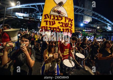 Israele. 20 luglio 2024. I manifestanti marciano e cantano, il cartello recita: “Le ostaggi femminili non hanno più tempo”. Decine di migliaia di oltre 100.000 israeliani hanno manifestato a Kaplan con le famiglie degli ostaggi contro il primo ministro Benjamin Netanyahu, chiedendo un accordo immediato con gli ostaggi e il cessate il fuoco - un giorno prima della partenza di Netanyahu per parlare di fronte al Congresso degli Stati Uniti a Washington. Tel Aviv, Israele. 20 luglio 2024. (Matan Golan/Sipa USA). Crediti: SIPA USA/Alamy Live News Foto Stock