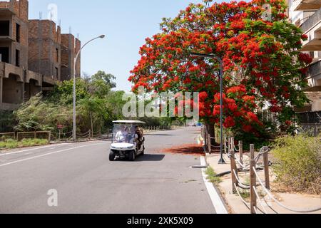 Varosha era la moderna area turistica della città di Famagosta a Cipro. Dopo l'invasione turca di Cipro nel 1974, gli abitanti greco-ciprioti di Varosha fuggirono a sud quando la città di Famagosta passò sotto il controllo turco, e da allora è rimasta abbandonata. Nel 2021, Varosha è stata aperta al pubblico come destinazione turistica, consentendo alle persone di camminare ancora una volta per le strade di Varosha. La città fantasma di Varosha nella parte settentrionale di Cipro. Varosha era la moderna area turistica della città di Famagosta a Cipro. Dopo l'invasione turca di Cipro nel 1974, gli abitanti greco-ciprioti di Varosha fuggirono a sud Foto Stock