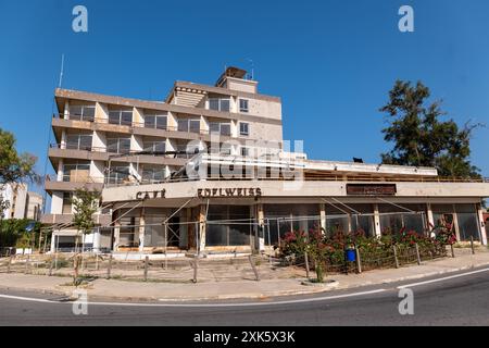 Varosha era la moderna area turistica della città di Famagosta a Cipro. Dopo l'invasione turca di Cipro nel 1974, gli abitanti greco-ciprioti di Varosha fuggirono a sud quando la città di Famagosta passò sotto il controllo turco, e da allora è rimasta abbandonata. Nel 2021, Varosha è stata aperta al pubblico come destinazione turistica, consentendo alle persone di camminare ancora una volta per le strade di Varosha. La città fantasma di Varosha nella parte settentrionale di Cipro. Varosha era la moderna area turistica della città di Famagosta a Cipro. Dopo l'invasione turca di Cipro nel 1974, gli abitanti greco-ciprioti di Varosha fuggirono a sud Foto Stock