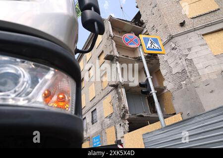 Non esclusiva: KHARKIV, UCRAINA - 17 LUGLIO 2024 - dopo un attacco missilistico russo su un edificio residenziale, Kharkiv, Ukr nord-orientale Foto Stock
