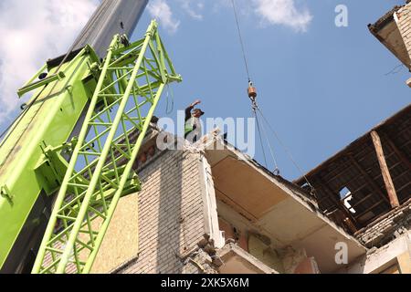 Non esclusiva: KHARKIV, UCRAINA - 17 LUGLIO 2024 - Un lavoratore è visto durante la risposta alle conseguenze di un attacco missilistico russo su un residenziale A. Foto Stock