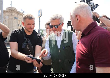 Non esclusiva: CHARKIV, UCRAINA - 17 LUGLIO 2024 - vengono visti il sindaco di Charkiv Ihor Terekhov e l'alto Commissario delle Nazioni Unite per i rifugiati Filippo grandi (da R a L) Foto Stock
