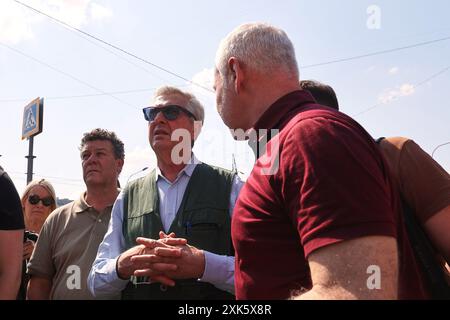 Non esclusiva: CHARKIV, UCRAINA - 17 LUGLIO 2024 - il sindaco di Charkiv Ihor Terekhov e l'alto Commissario delle Nazioni Unite per i rifugiati Filippo grandi (da R a L) sono visti a Foto Stock