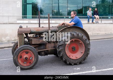 Ballymena, Irlanda del Nord - 19 luglio 2024: Rally trattore d'epoca, Fordson super minimalista. Concept Ratty Vehicle, retro, design, agricoltura, rurale. Foto Stock