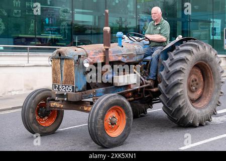 Ballymena, Irlanda del Nord - 19 luglio 2024: Rally di trattori d'epoca, splendido trattore incontaminato in blu arancio con patina arrugginita. Foto Stock